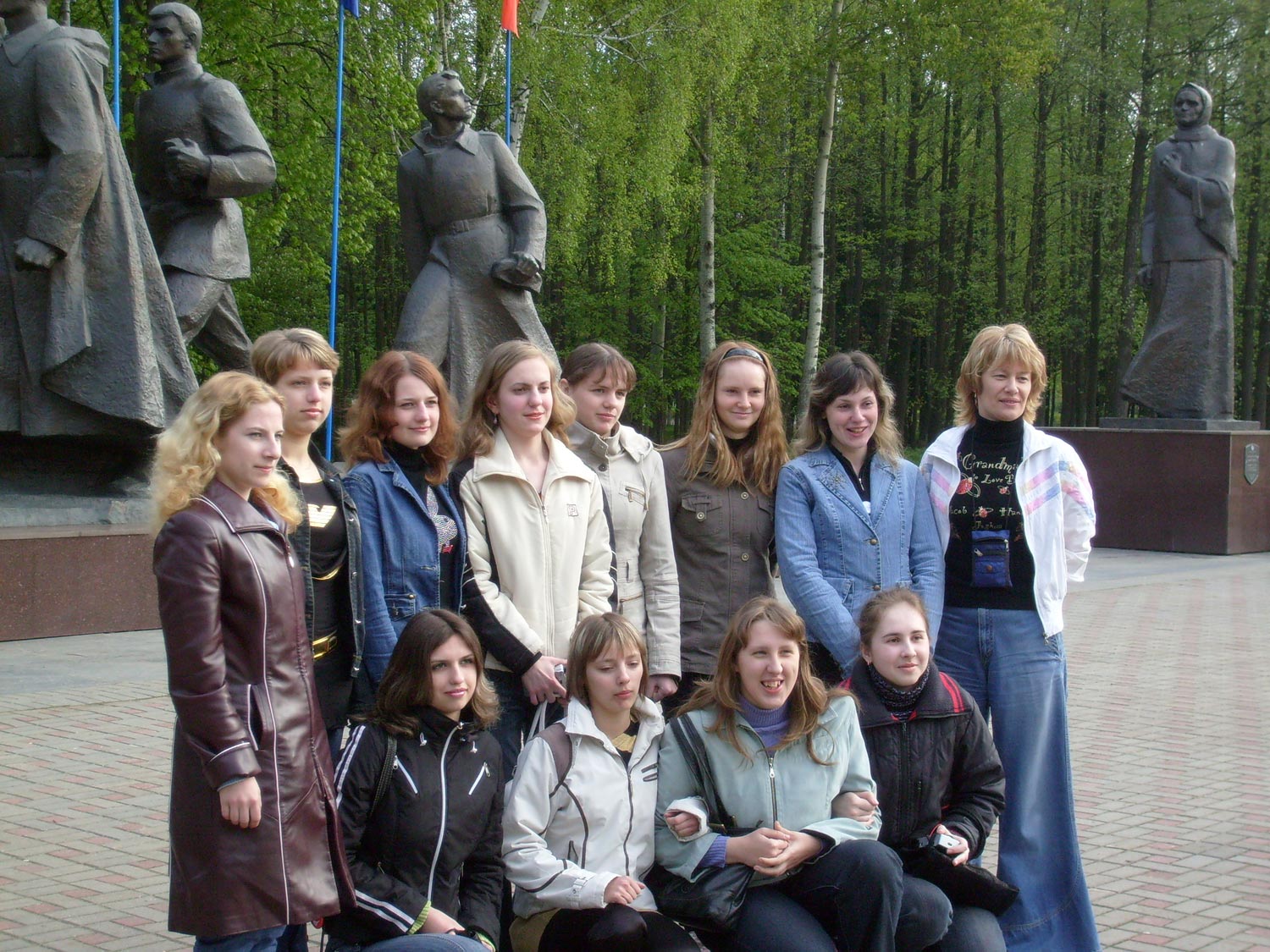 Учебная группа 202 у монумента в честь матери-патриотки Куприяновой у Жодино (с классным руководителем Богатырёвой А.Э.)