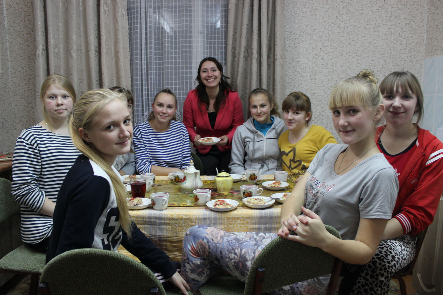 Клуб «Хозяюшка» встречает гостей, учащиеся группы 241, 246 специальность «Начальное образование», преподаватель Чернова И.В.