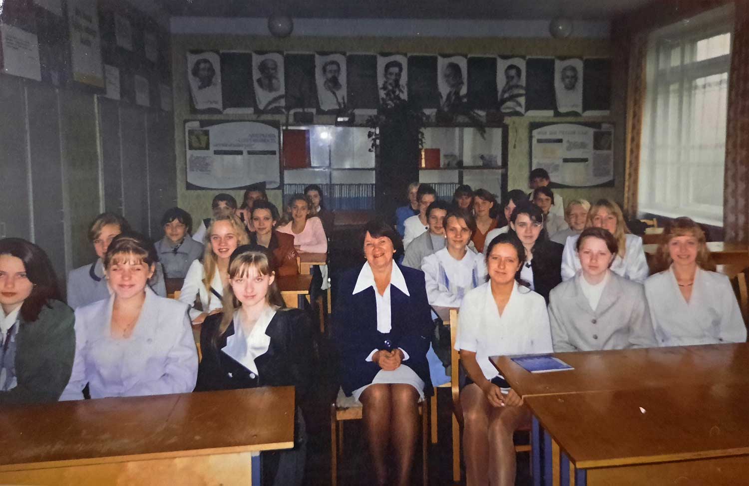 162 группа. Первая встреча после сентябрьской линейки (с классным руководителем Пилюковой И.В.), 1998 г.
